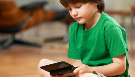 niño jugando a Nintendo 3DS