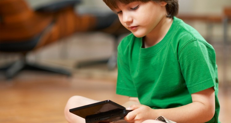 niño jugando a Nintendo 3DS