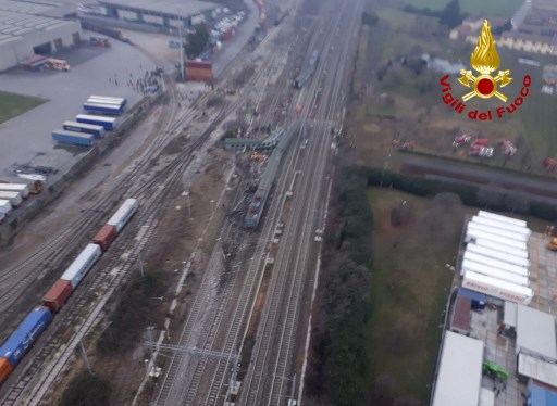 This handout picture released by the Italian Vigili del Fuoco shows an aerial view of the site of a train derailment, on January 25, 2018 near Milan. At least two people were killed and 10 seriously injured when a packed regional train derailed near Milan in northern Italy, emergency services said. She said the incident happened at around 7 am (0600 GMT) near the Milan suburb of Segrate. The cause was not immediately clear. / AFP PHOTO / Vigili del Fuoco / HO / RESTRICTED TO EDITORIAL USE - MANDATORY CREDIT "AFP PHOTO / VIGILI DEL FUOCO" - NO MARKETING NO ADVERTISING CAMPAIGNS - DISTRIBUTED AS A SERVICE TO CLIENTS