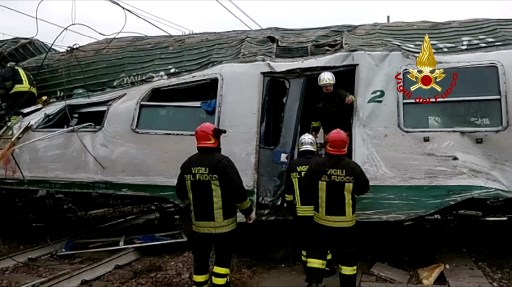 This handout picture released by the Italian Vigili del Fuoco shows firemen working on the site of a train derailment, on January 25, 2018 near Milan. At least two people were killed and 10 seriously injured when a packed regional train derailed near Milan in northern Italy, emergency services said. She said the incident happened at around 7 am (0600 GMT) near the Milan suburb of Segrate. The cause was not immediately clear. / AFP PHOTO / AFP PHOTO AND Vigili del Fuoco / HO / RESTRICTED TO EDITORIAL USE - MANDATORY CREDIT "AFP PHOTO / VIGILI DEL FUOCO" - NO MARKETING NO ADVERTISING CAMPAIGNS - DISTRIBUTED AS A SERVICE TO CLIENTS