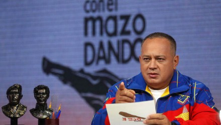 Diosdado Cabello Con el Mazo Dando 800x533