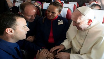 El Papa Francisco casó a dos tripulantes Carlos Ciuffardi y Paula Podest Ruiz en Chile 700x352