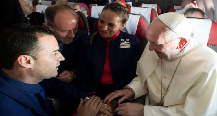 El Papa Francisco casó a dos tripulantes Carlos Ciuffardi y Paula Podest Ruiz en Chile 700x352