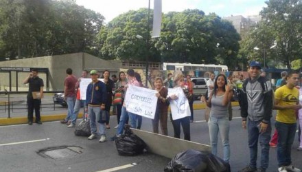 Trancaron la Francisco de Miranda por estar 11 días sin luz 696x522