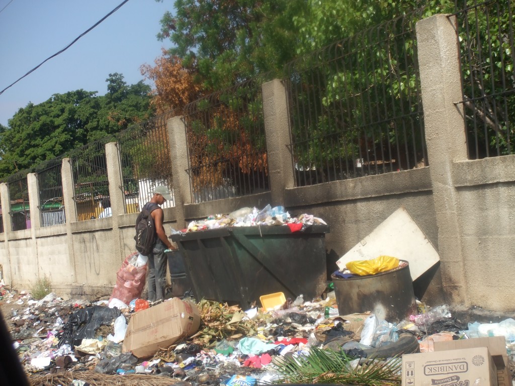 Entre la basura viven los habitantes de Gallo Verde - Qué Pasa