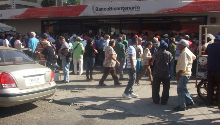 Colas de los pensionados. Raúl Rpdríguez