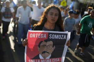 Una joven sostiene un cartel durante la marcha contra Daniel Ortega en Managua  