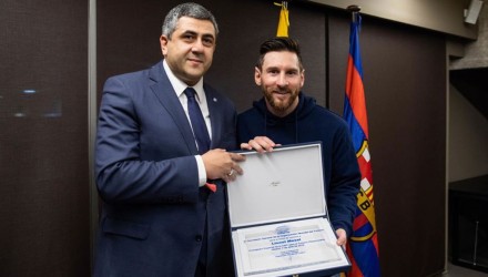 leo messi junto zurab pololokashvili las oficinas del barcelona 1523263575292