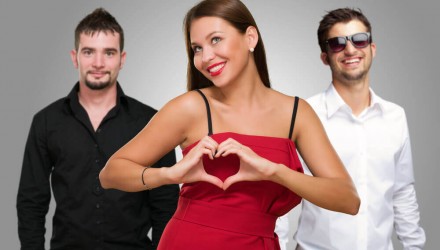mujer rodeada de dos hombres