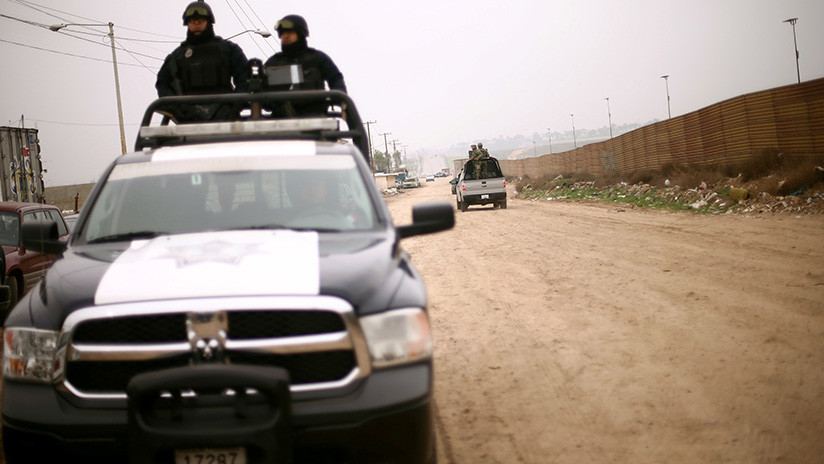 Soldados mexicanos se movilizan en una camioneta cerca de la frontera con EE UU