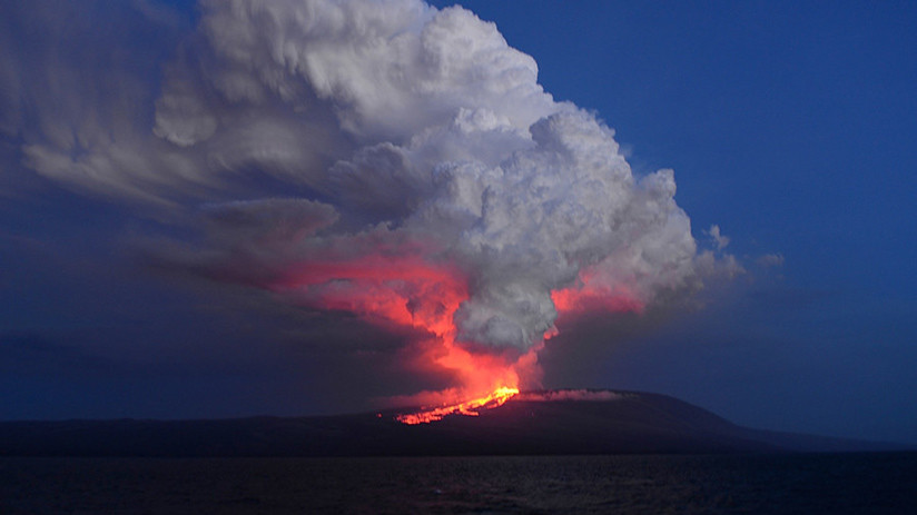 Volcán Wolf en erupción en la isla Isabela, Galápagos, el 25 de mayo de 2015