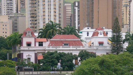 1200px Miraflores 2010