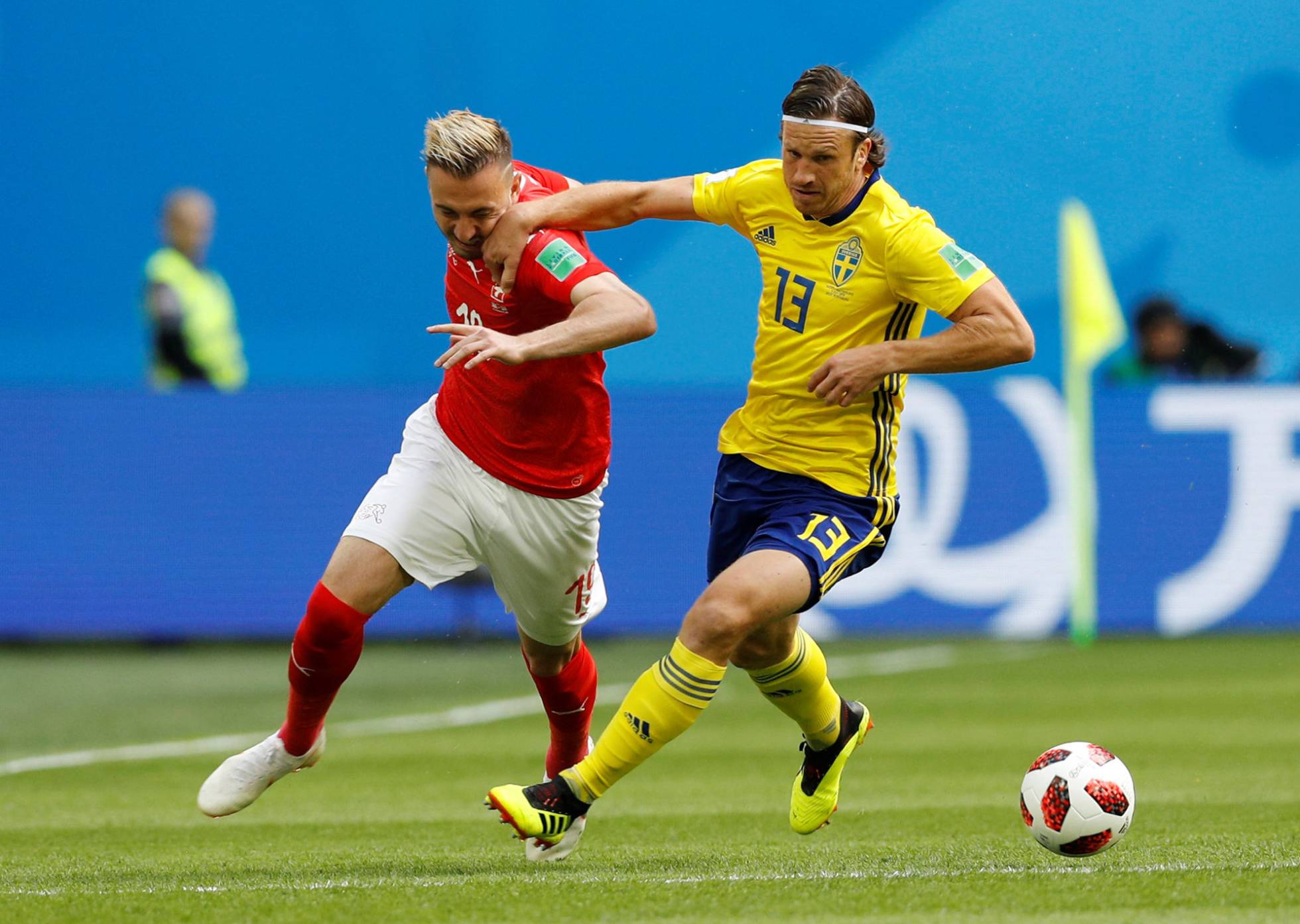 El suizo Josip Drmic disputa el balón con el sueco Gustav Svensson