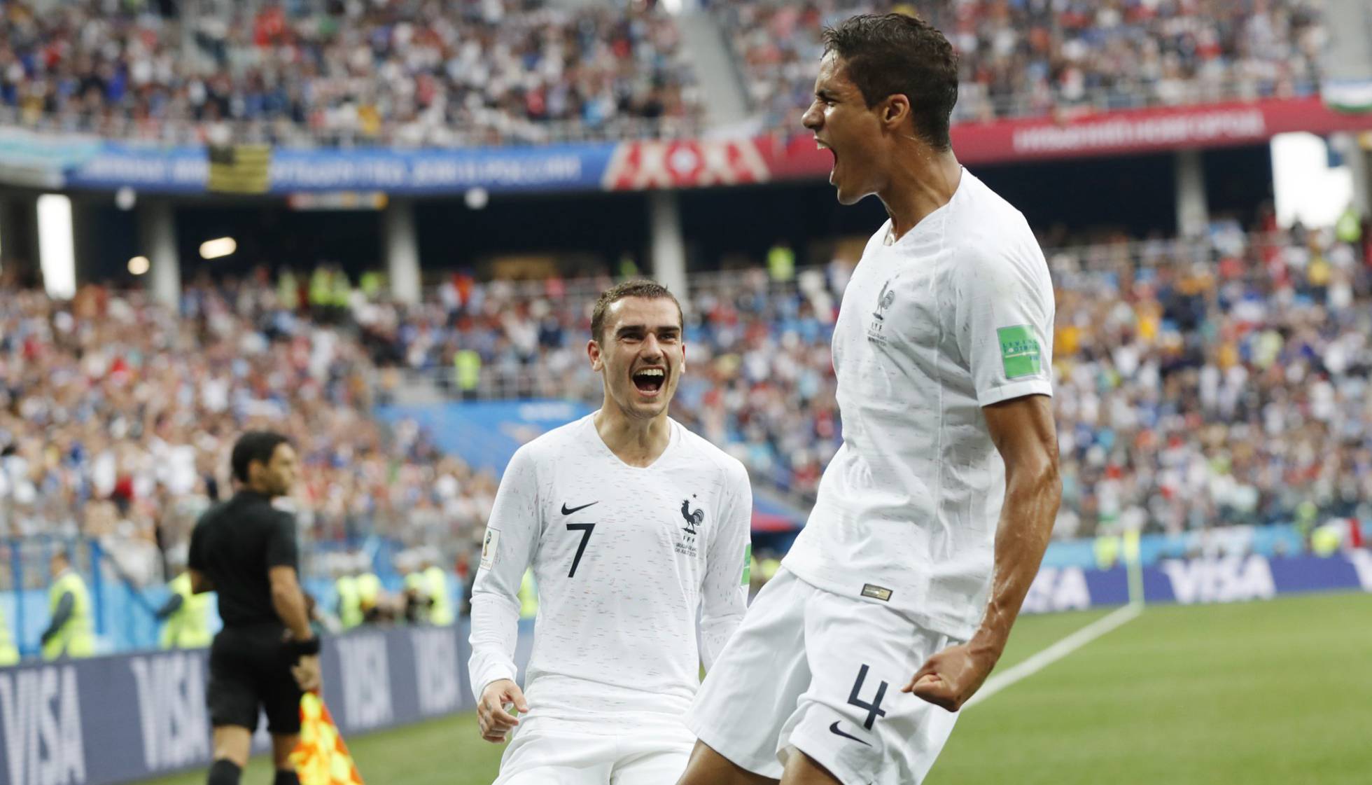 Raphael Varane y Antoine Griezmann celebran el primer gol de Francia ante Uruguay en el Mundial de Rusia 2018
