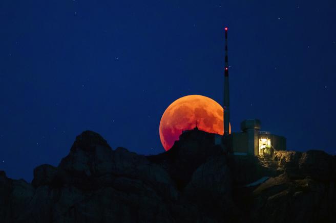 El espectáculo lunar visto desde Suiza 
