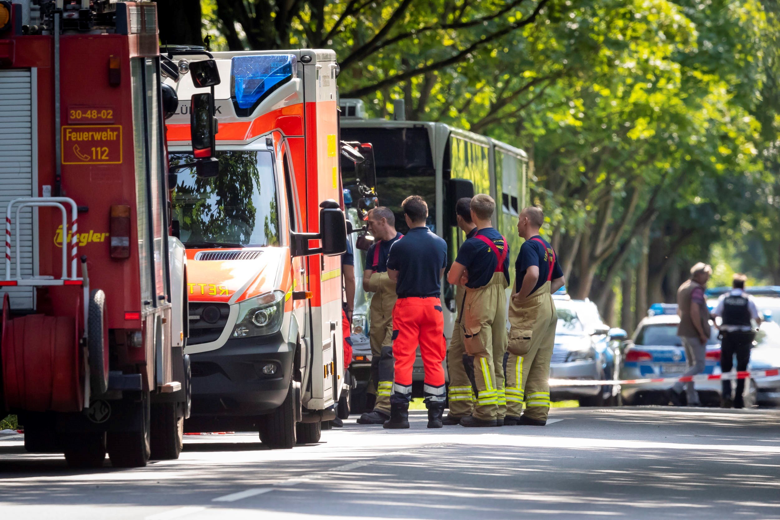 EPA4197. LÜBECK (ALEMANIA), 20/07/2018.- Efectivos de equipos de emergencia trabajan en el lugar donde doce personas resultaron heridas, dos de ellas de gravedad, en un ataque cometido por un hombre armado con un cuchillo en un autobús urbano, en la ciudad alemana de Lübeck, el 20 de julio del 2018. EFE/Felix Koenig