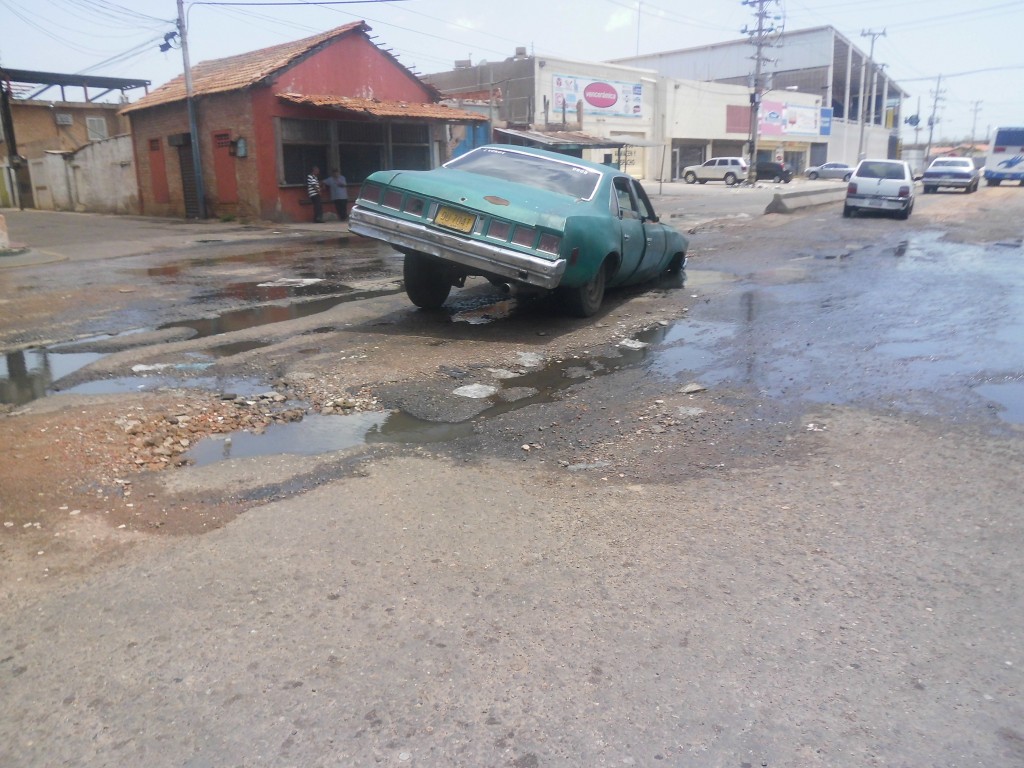 Maracaibo marginada: Megahueco se «tragó» un carro detrás de la terminal de pasajeros 2 Hueco Maracaibo - W Alvarado