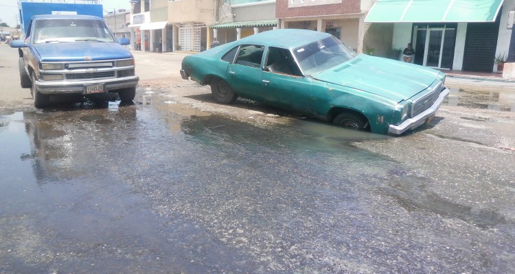 Maracaibo marginada: Megahueco se «tragó» un carro detrás de la terminal de pasajeros 1 CIMG3718
