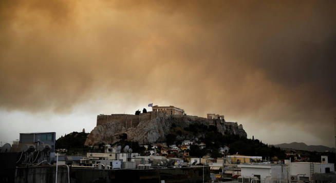 smoke-from-a-wildfire-burning-outside-athens-is-seen-over-the-parthenon-temple-atop-the-acropolis-hill-in-athens-greece-july-23-2018-reuters-alkis-konstantinidis