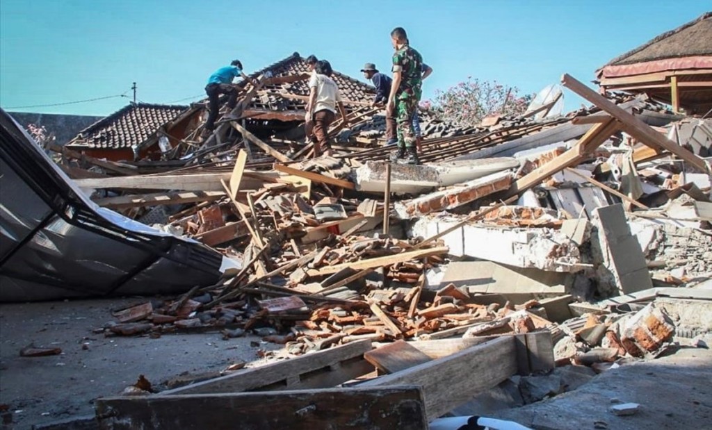 LOM08  LOMBOK  INDONESIA   06 08 2018 - Miembros de los servicios de rescate buscan victimas entre los escombros tras el terremoto de magnitud 6 9 que sacudio la noche del domingo la isla de Lombok  Indonesia  hoy  6 de agosto de 2018  Al menos 91 personas han muerto y 209 han resultado heridas en el seismo  EFE  Str