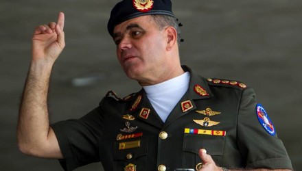 vladimir padrino lopez ministro para la defensa con la mano levantada