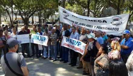 jubilados y pensionados llegaron hasta la defensoria del pueblo para exigir su pago completo y en ef 4854