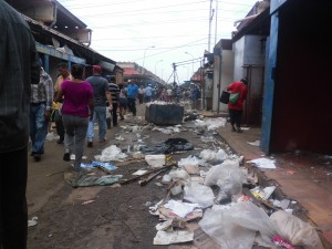 Basura adornan calles del mercado Las Pulgas