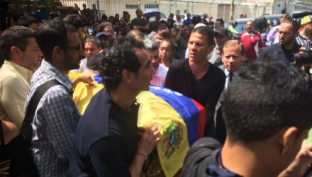 Caravana con los restos de Fernando Albán
