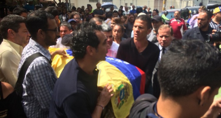 Hoy dan el último adiós a Fernando Albán con caravana hacia el Cementerio del Este 1 Caravana con los restos de Fernando Albán