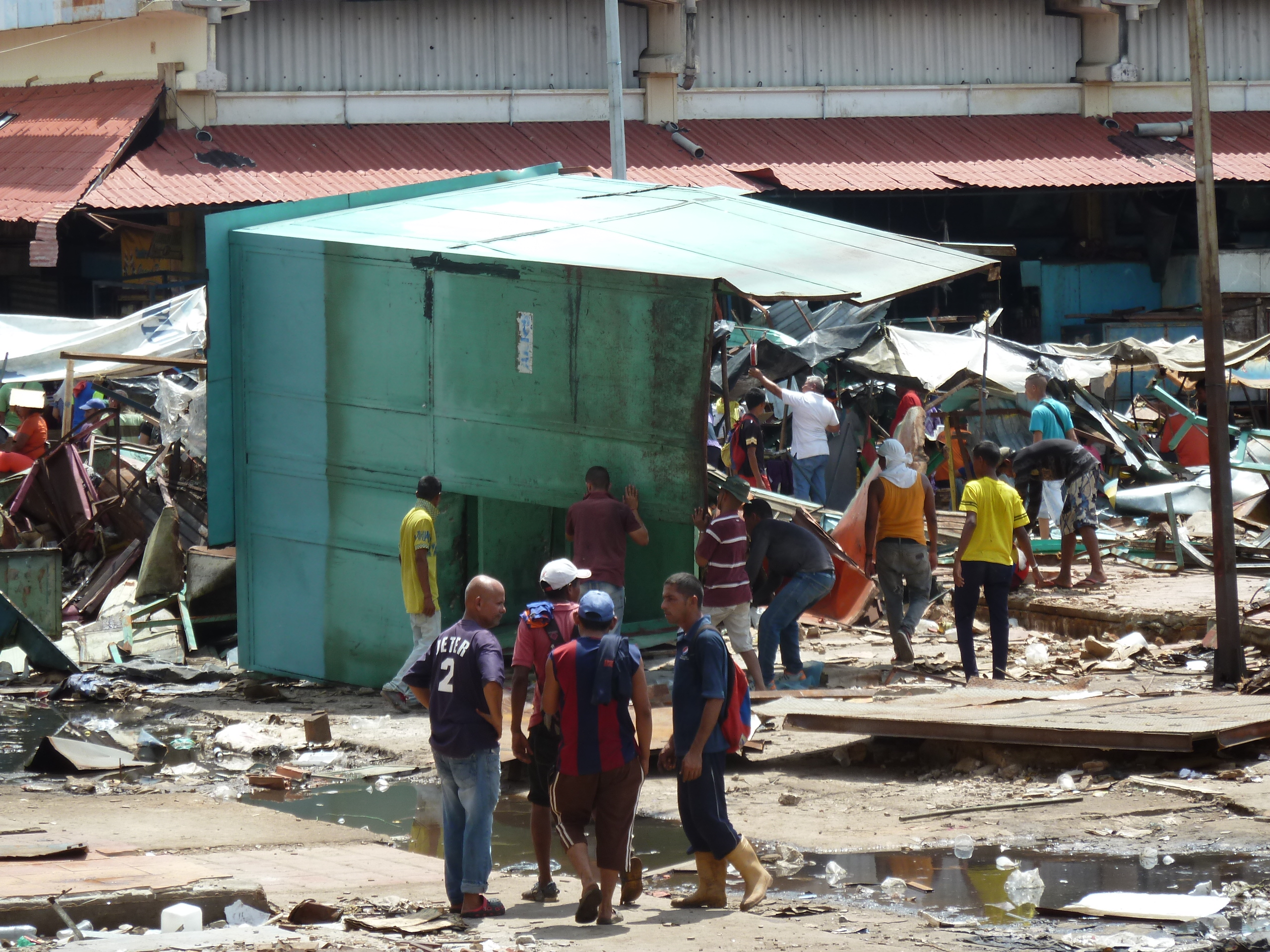 Comerciantes informales desarman el sitio de trabajo donde permanecieron por varios años, en que otros fue el área de estacionamiento del Mercado Periférico de Las Pulgas 
