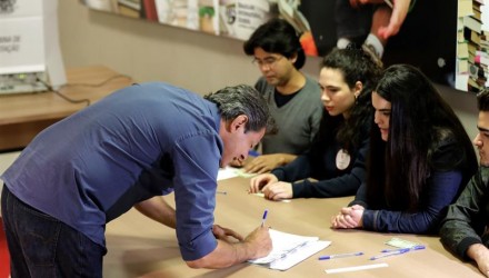 El candidato a la presidencia de Brasil Fernando Haddad vota en Sao Paulo Brasil. EFE