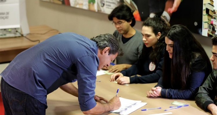 El candidato Fernando Haddad votó confiado en remontar elección y advierte que “la democracia está en riesgo” 1 El candidato a la presidencia de Brasil Fernando Haddad vota en Sao Paulo Brasil. EFE
