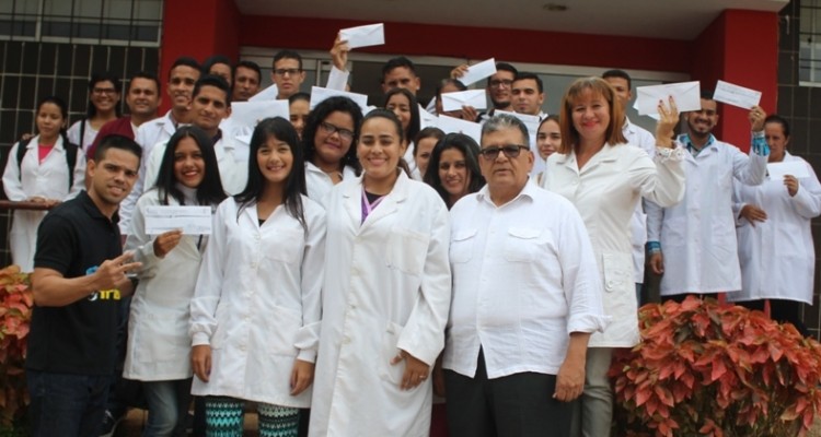 Omar prieto entrega 50 becas Públicas a estudiantes de Medicina Integral en la Región 1 IMG 5199 1