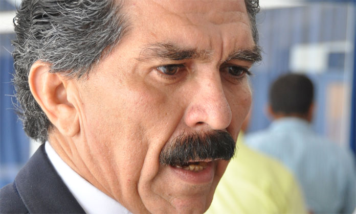 Rafael Narváez es un abogado abogado y exdiputado que durante más 25 años ha  defendiendo los Derechos Humanos en Venezuela. Es coordinador de la asociación civil de Defensa por los Derechos Civiles