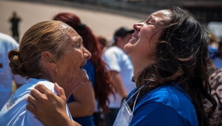 abrazos no muros medium