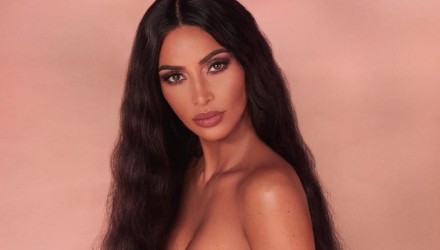 kim kardashian posa desnuda cubierta flores 990x600