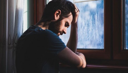 xhombre ventana triste.jpg.pagespeed.ic .nlLLKRqHiX