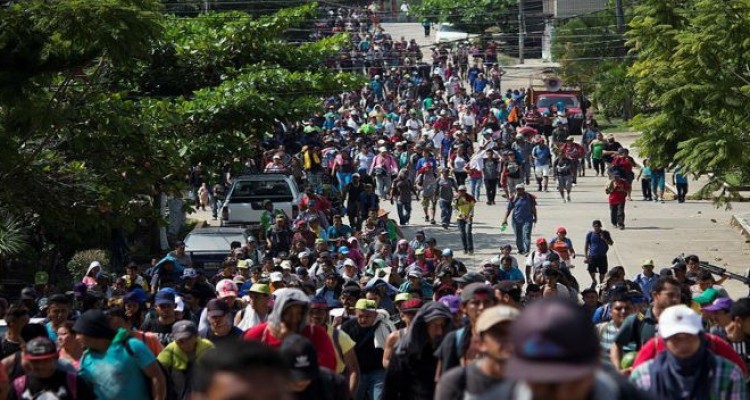 México frena primer intento de caravana inmigrantes de pedir asilo en EEUU 1 caravana migrante 1 700x352