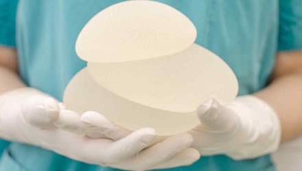 persona sosteniendo implantes de silicona