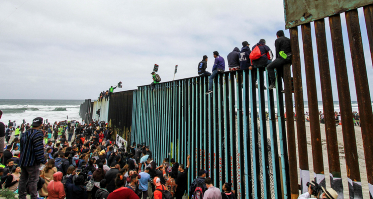 Unos 13 inmigrantes centroamericanos fueron detenidos al intentar subir el muro entre México y EEUU 1 Captura de pantalla 2018 12 15 a las 10.33.14