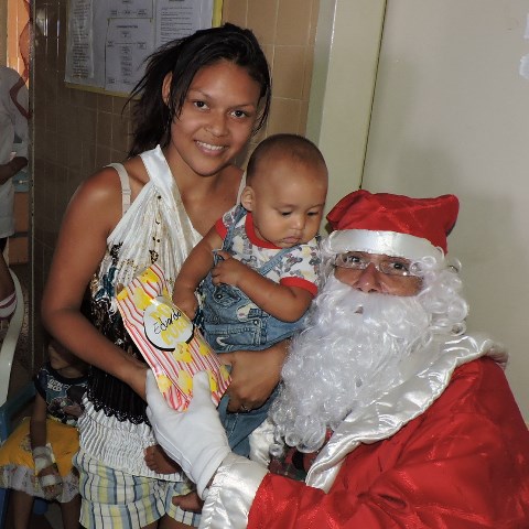Santa entregó regalos y sonrisas a todos los niños