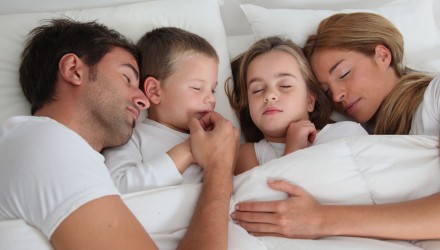 bg familia durmiendo