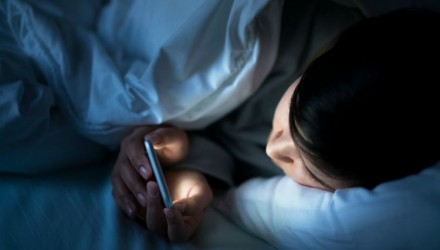 dormir con el telefono