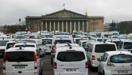 francia protestas ambulancia asamblea nacional reforma emmanuel macron reuters compressor.jpg 1718483347