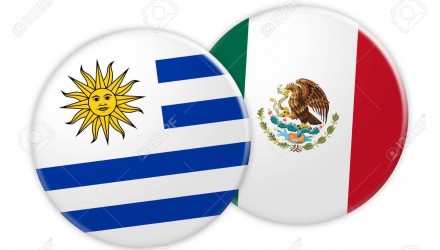 79746458 concepto de noticias botón de bandera de uruguay en el botón de bandera de méxico ilustración 3d sobre fondo bl