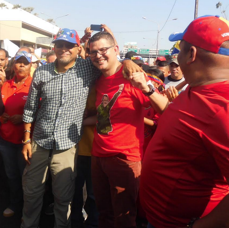 El historiador Juan Romero en la marcha del oficialismo en Maracaibo el día 23 de enero.