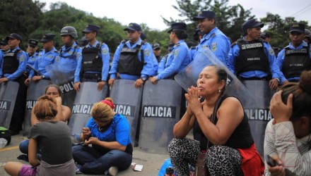migrantes hondurenos frente reten policial 0 2 1117 695