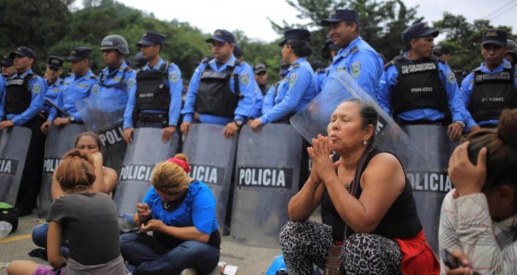 migrantes hondurenos frente reten policial 0 2 1117 695