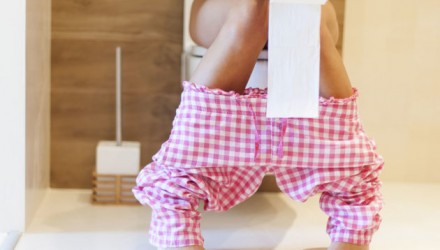 mujer con pijamas rosados a cuadros en el bano 630x378