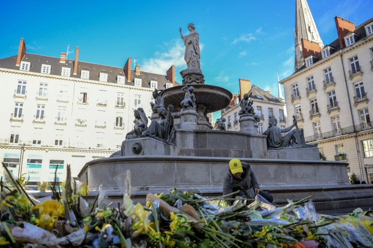 Ramos de flores en una plaza de la ciudad francesa de Nantes en honor a Emiliano Sala, desaparecido cuando volaba rumbo a Cardiff sobre el canal de la Mancha, el 23 de enero de 2019.